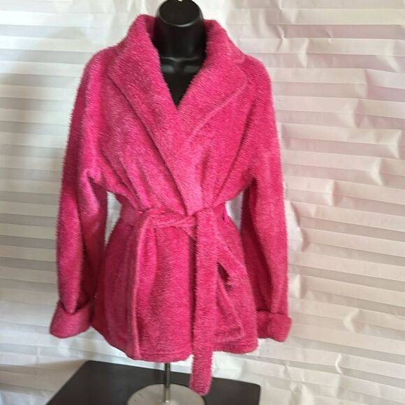 Delicate's Raspberry Fuzzy Short Robe Size Small Soft Cozy Lounge Wear - Picture 1 of 4
